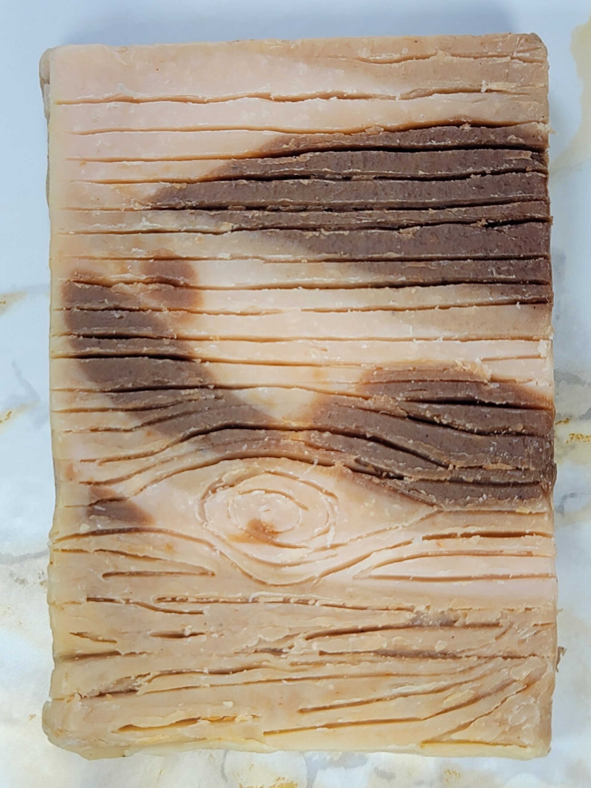 Savon Le Bûcheron – savon naturel fait à la main, motif veines de bois, parfum boisé.