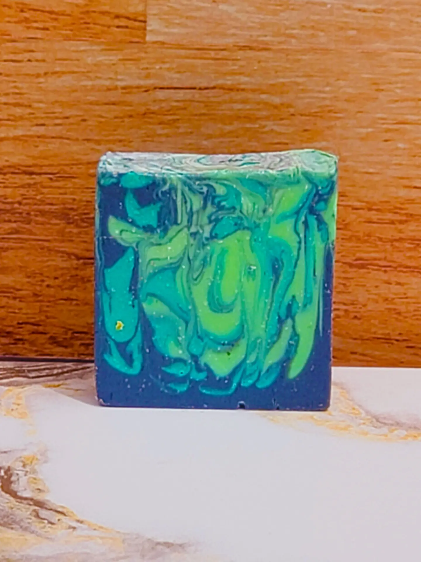 Savon artisanal 'Force d'Irlande' aux teintes de vert et bleu, évoquant la fraîcheur et la beauté naturelle de l'Irlande.