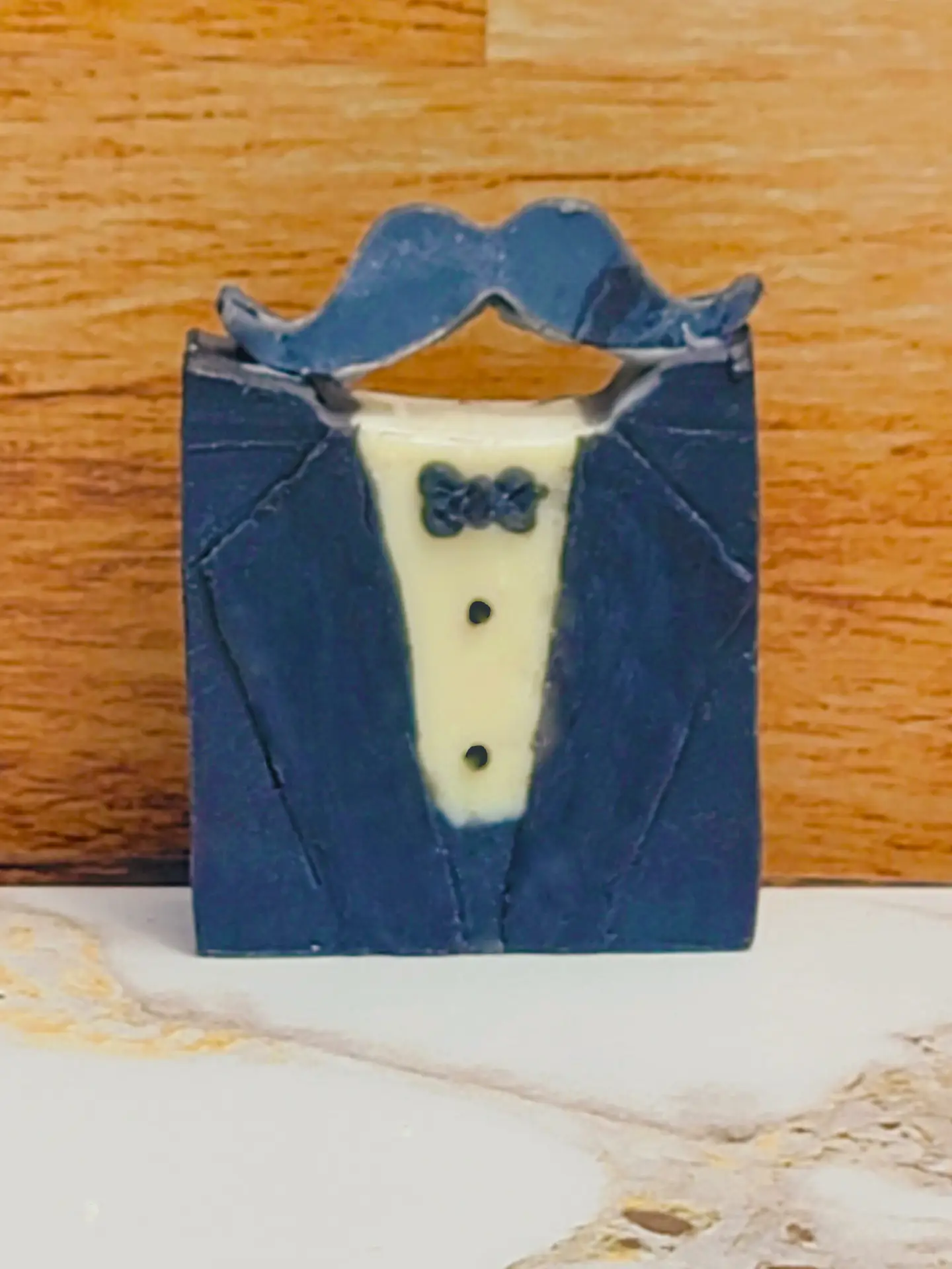 Savon Toxedo des Mels, Savon naturel pour homme, un mélange d'huiles naturelles et parfum masculin, parfait pour un soin de la peau raffiné.