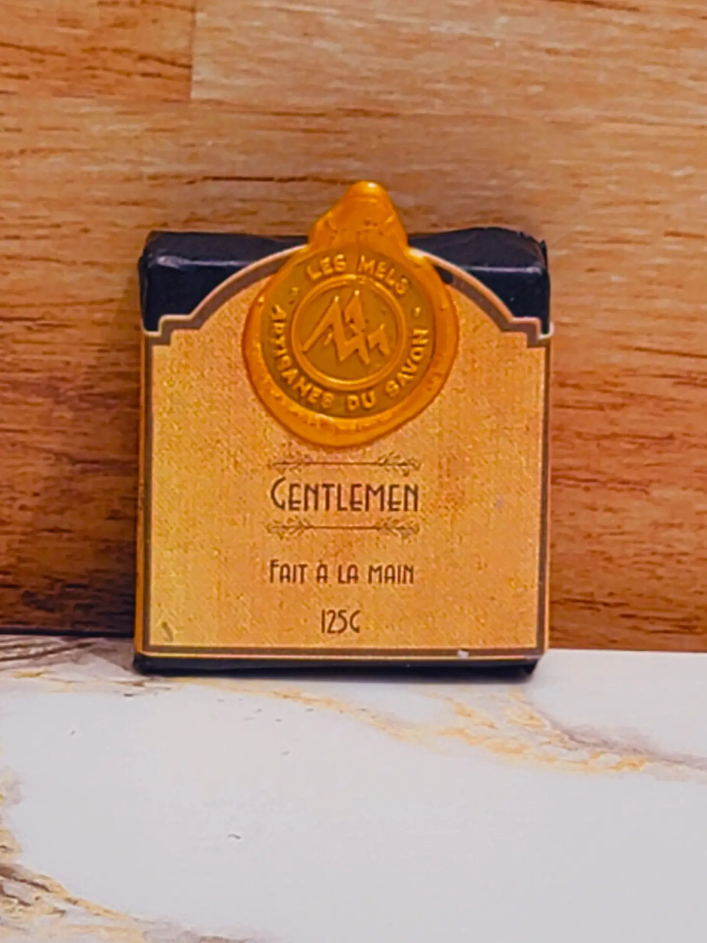 Savon 'Le Gentlemen' de Les Mels avec emballage élégan