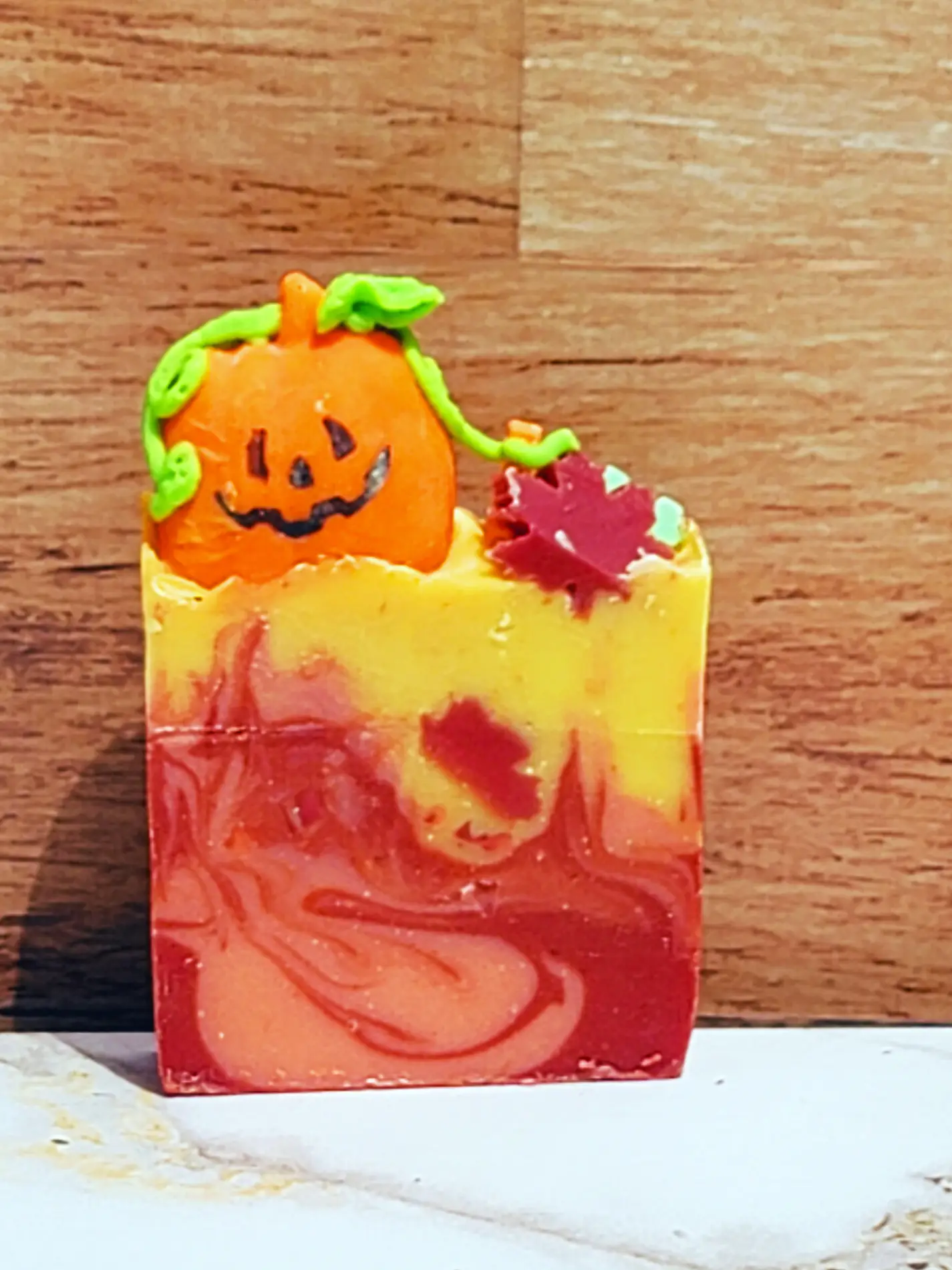 Savon naturel d'automne fait à la main avec une décoration citrouille et des couleurs vives.