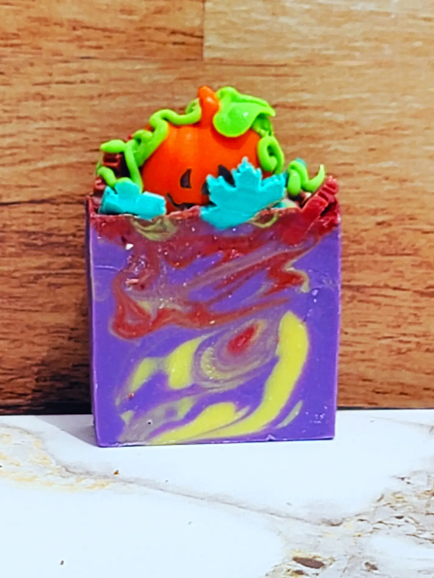 Savon naturel d'automne fait à la main avec une décoration citrouille et des couleurs vives.